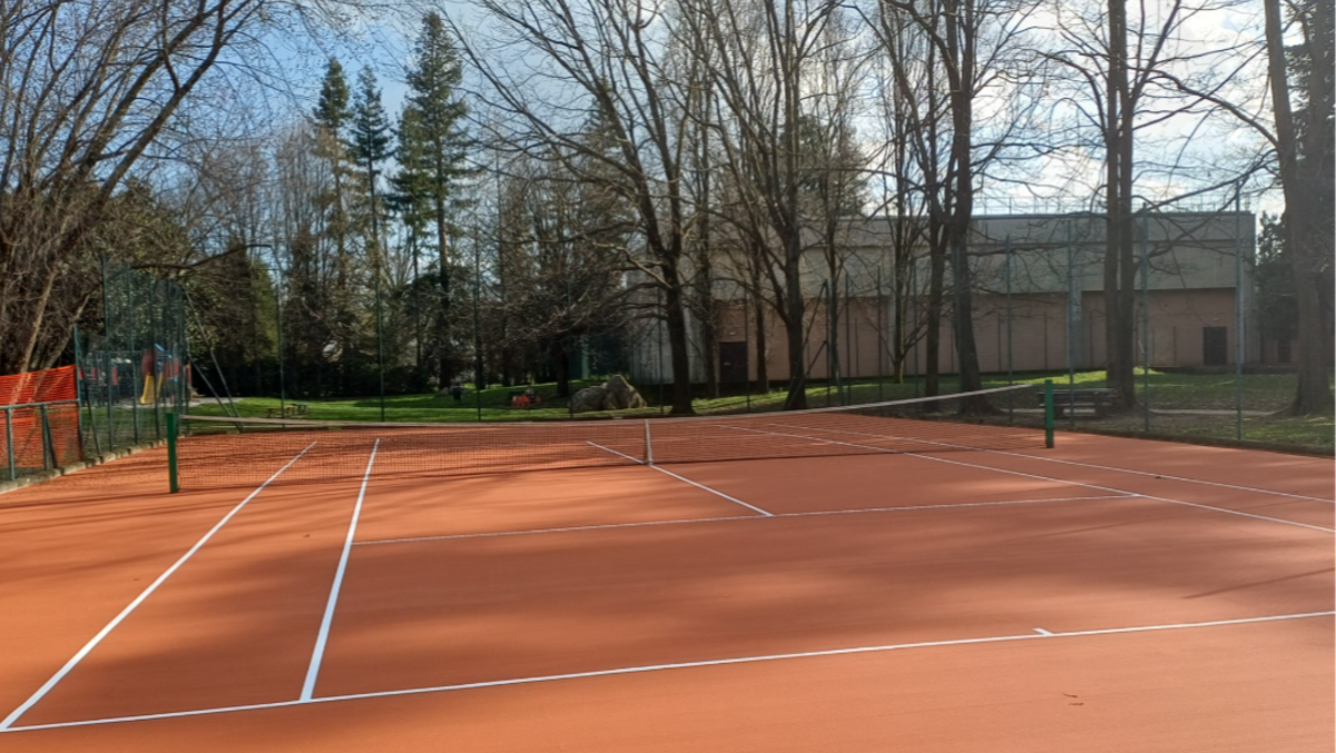 Rinnovato e pronto all’uso: riqualificato il campo da tennis del parco Ilaria Alpi a Udine - 