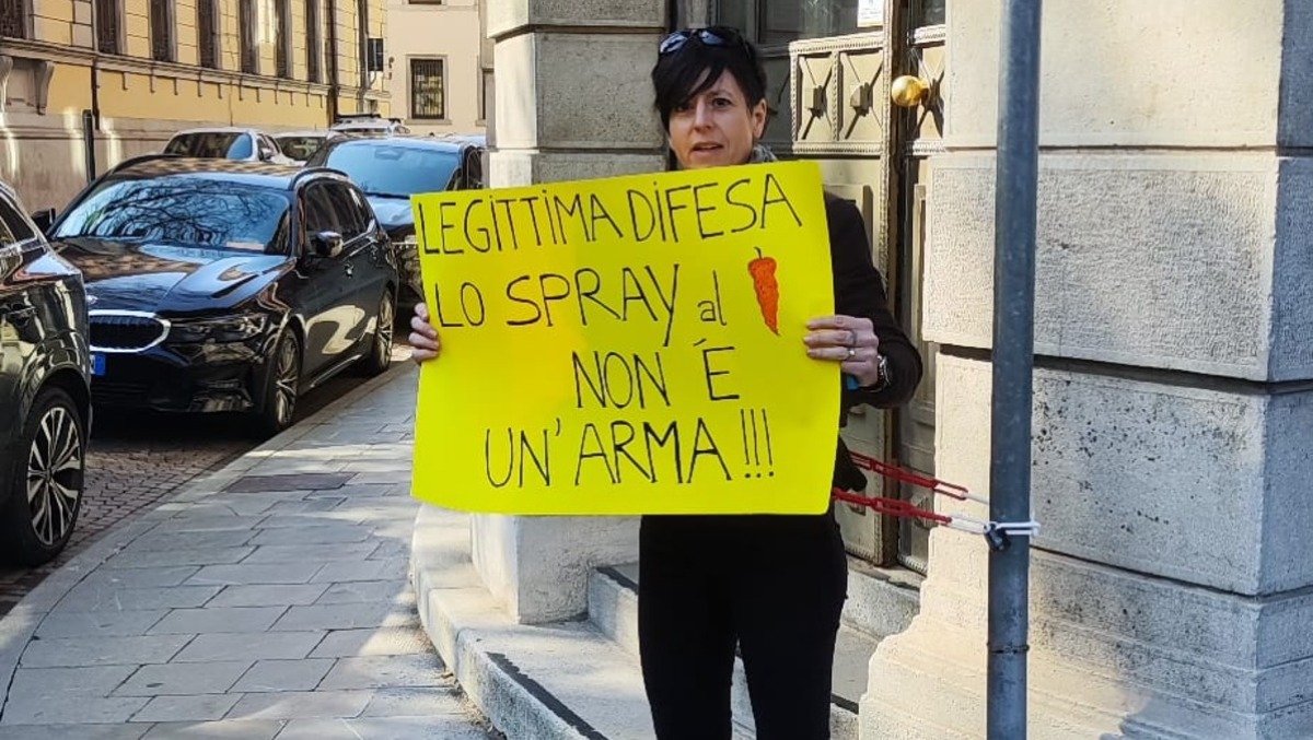 Caso spray al peperoncino, la giornalista incatenata attacca: «Dalla Procura nessuna risposta» - 