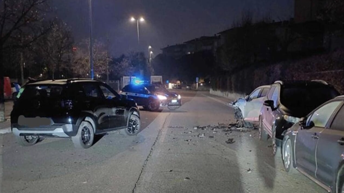 Perde il controllo dell’auto e si schianta contro i veicoli parcheggiati - Le immagini dal Comune di Verona