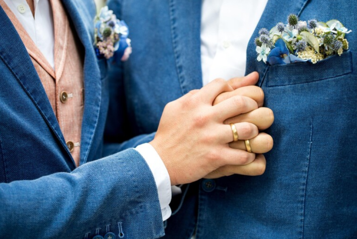 Adozioni aperte anche alle coppie omosessuali, il Tribunale: «Legge che vieta è discriminante» - 