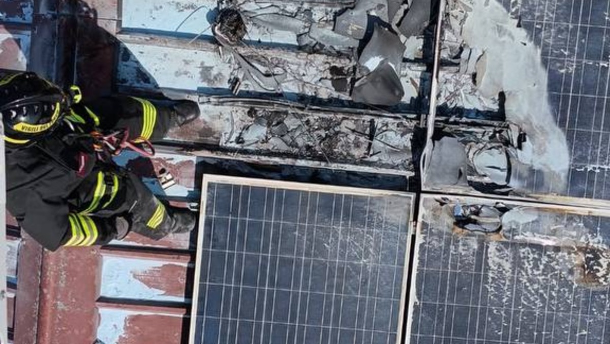 A fuoco i pannelli fotovoltaici, l'incendio sul tetto di un’azienda agricola | FOTO - 