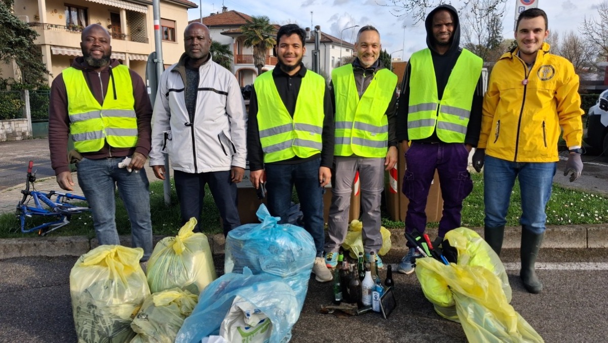 Volontari sfidano la pioggia e ripuliscono il quartiere: raccolti oltre 34 kg di rifiuti