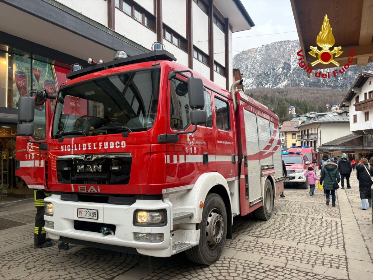 Prova lo spray al peperoncino nel centro commerciale: locale evacuato, intervengono i pompieri