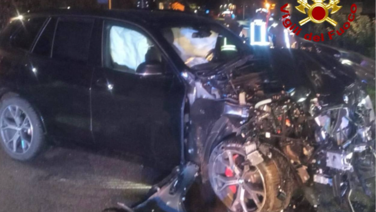 Violento incidente tra due auto: a bordo un'intera famiglia, 5 persone in ospedale - Le immagini dell'incidente