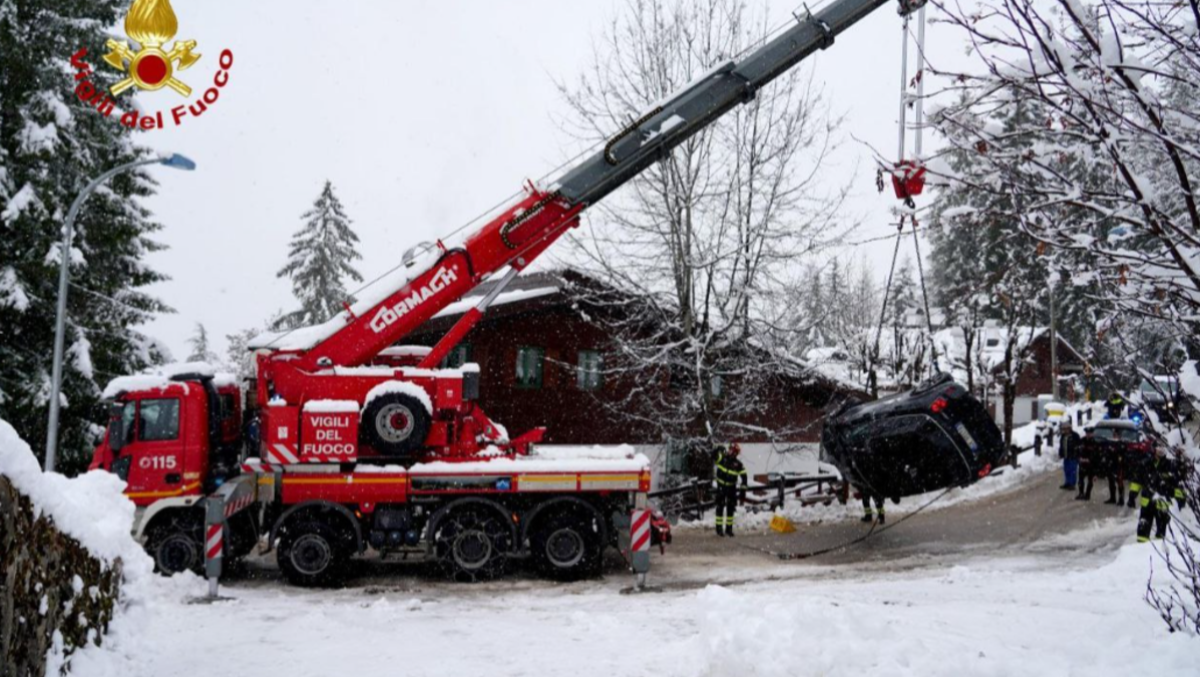 Auto finisce fuori strada e si schianta contro il muro di una casa | VIDEO - 