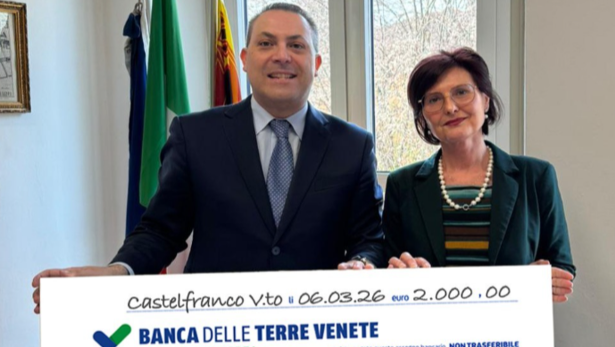 Dopo l’incendio a scuola, un gesto di solidarietà: Banca delle Terre Venete dona 2.000 euro - Le immagini della consegna dell'assegno