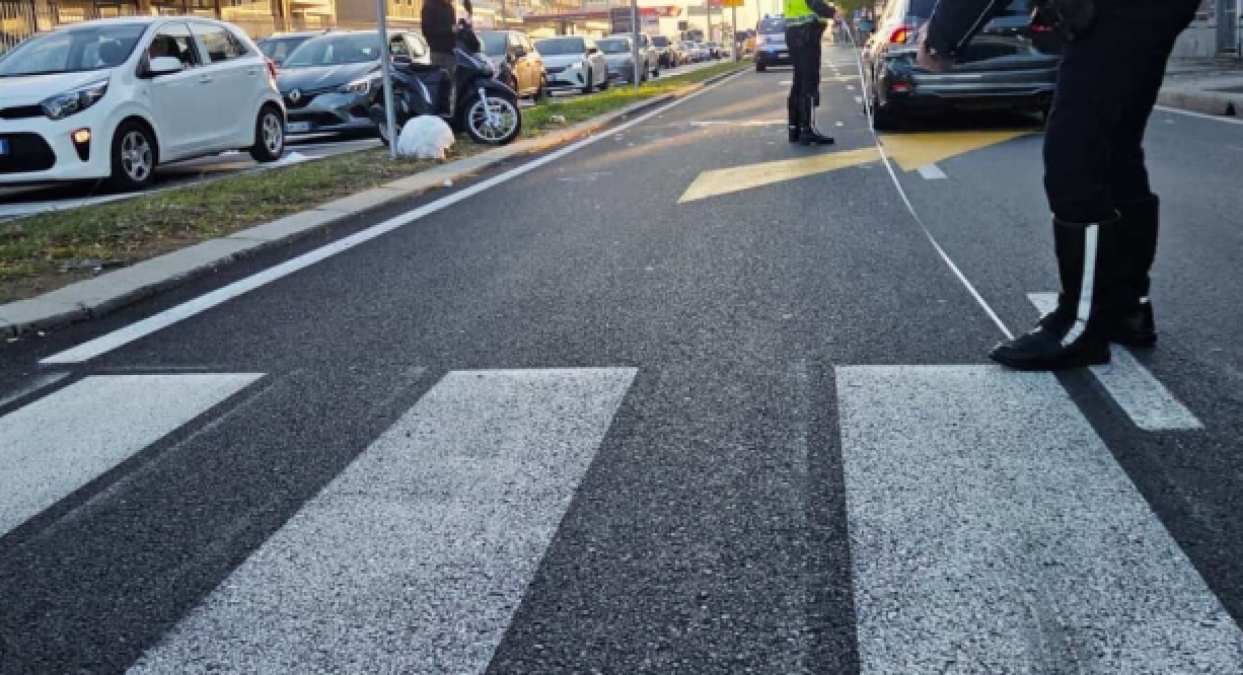 Paura davanti alla Fiera di Pordenone: auto travolge due pedoni, corsa in ospedale - 