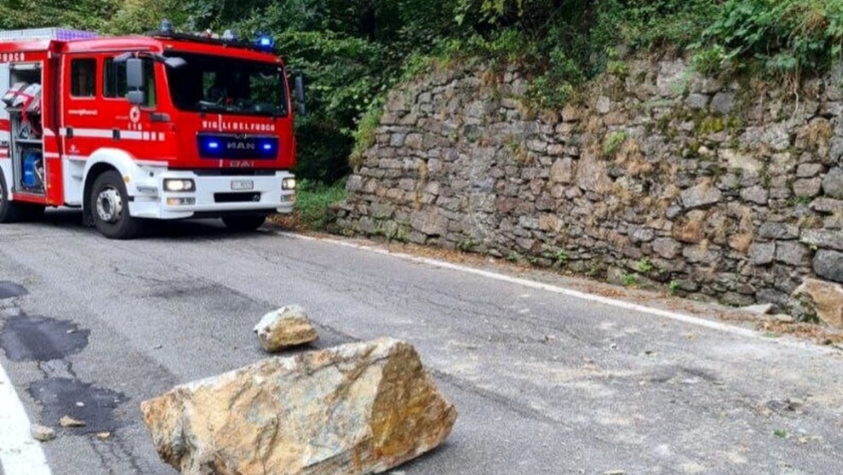 Frana sulla SR355: massi sulla carreggiata. Traffico su una sola corsia