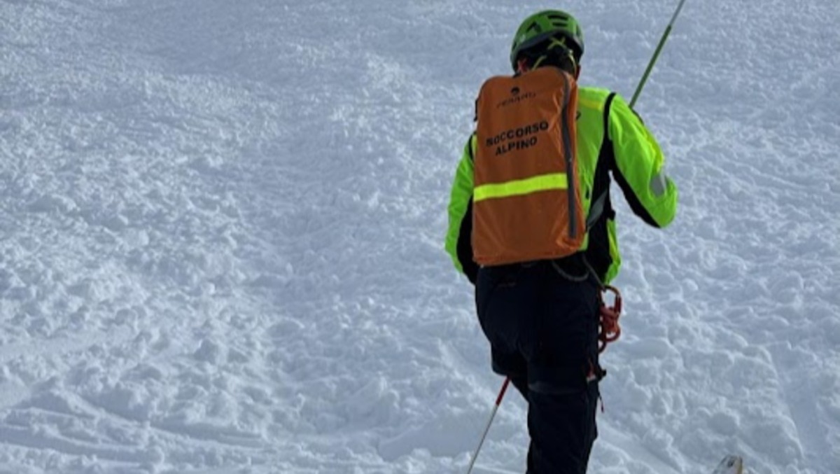 Si stacca una valanga vicino alla pista: scatta la bonifica con elicottero e unità cinofile - 