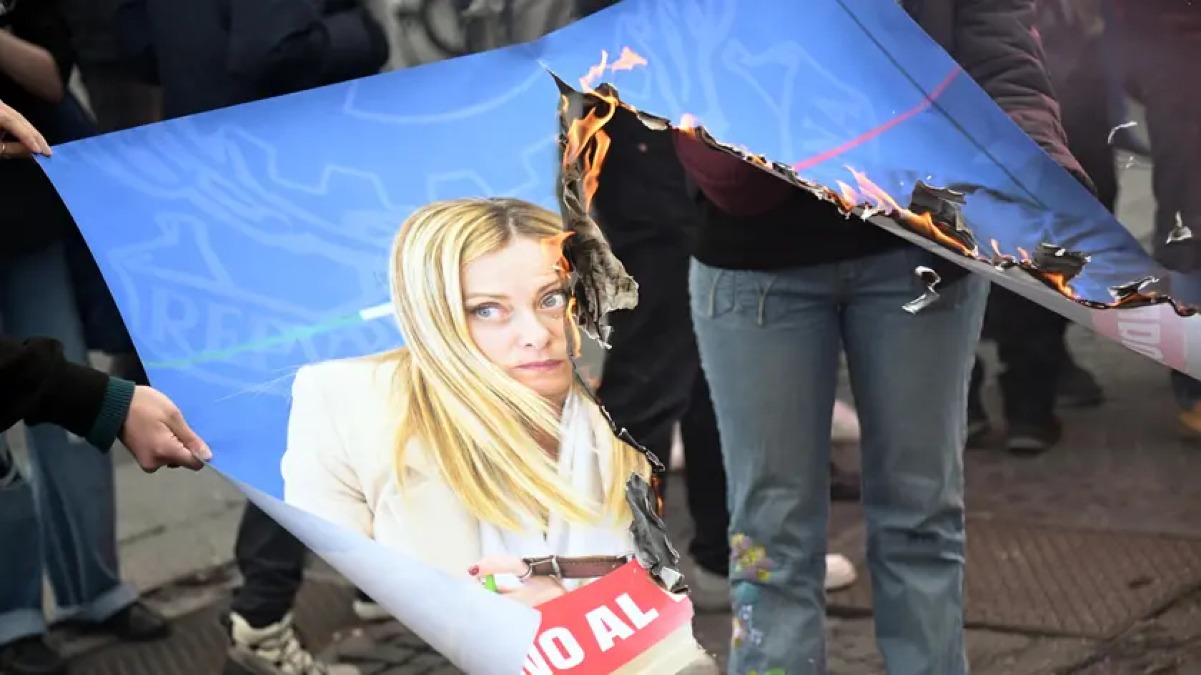 Bruciate le foto di Meloni, Nordio e Trump: nei guai due manifestanti veneti  - 