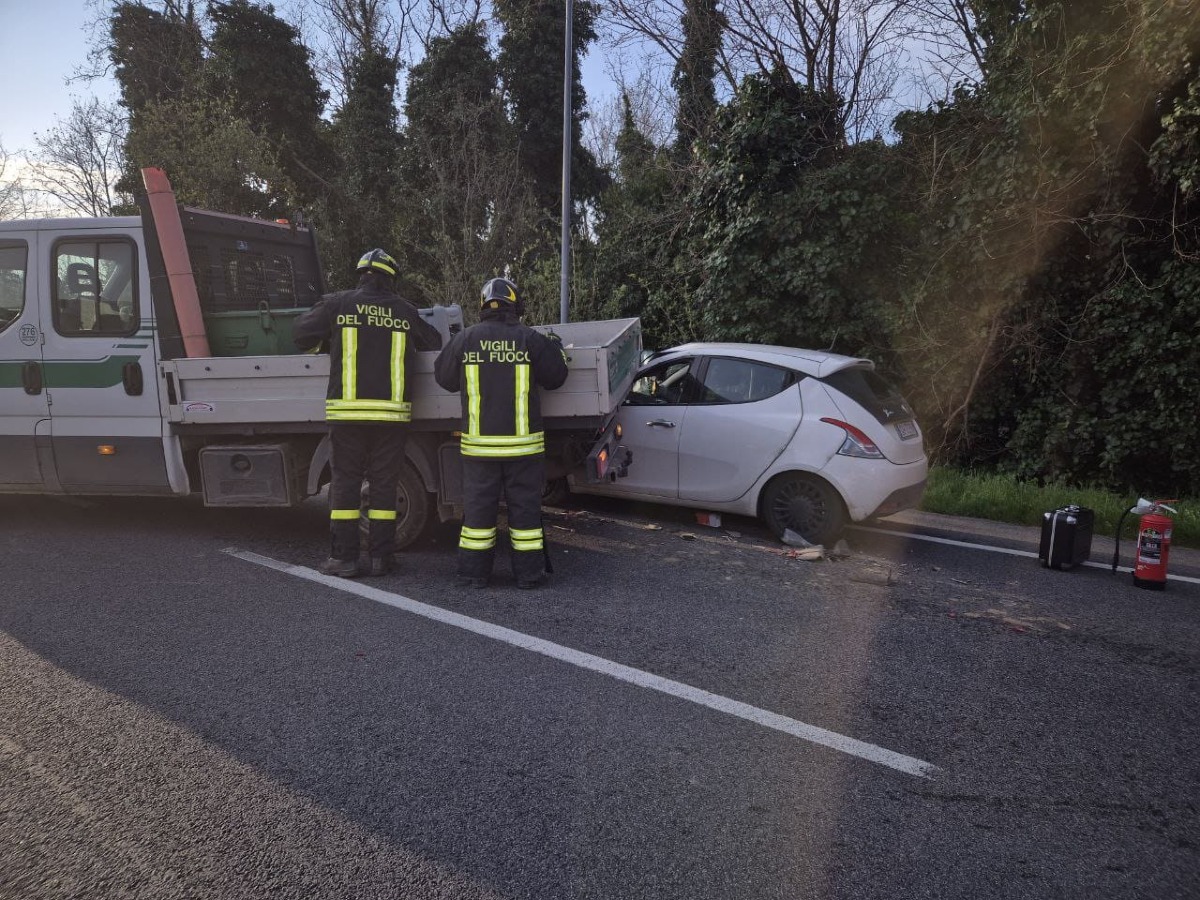 Auto finisce sotto un furgone carico di gasolio a Codroipo: conducente miracolato | FOTO - 