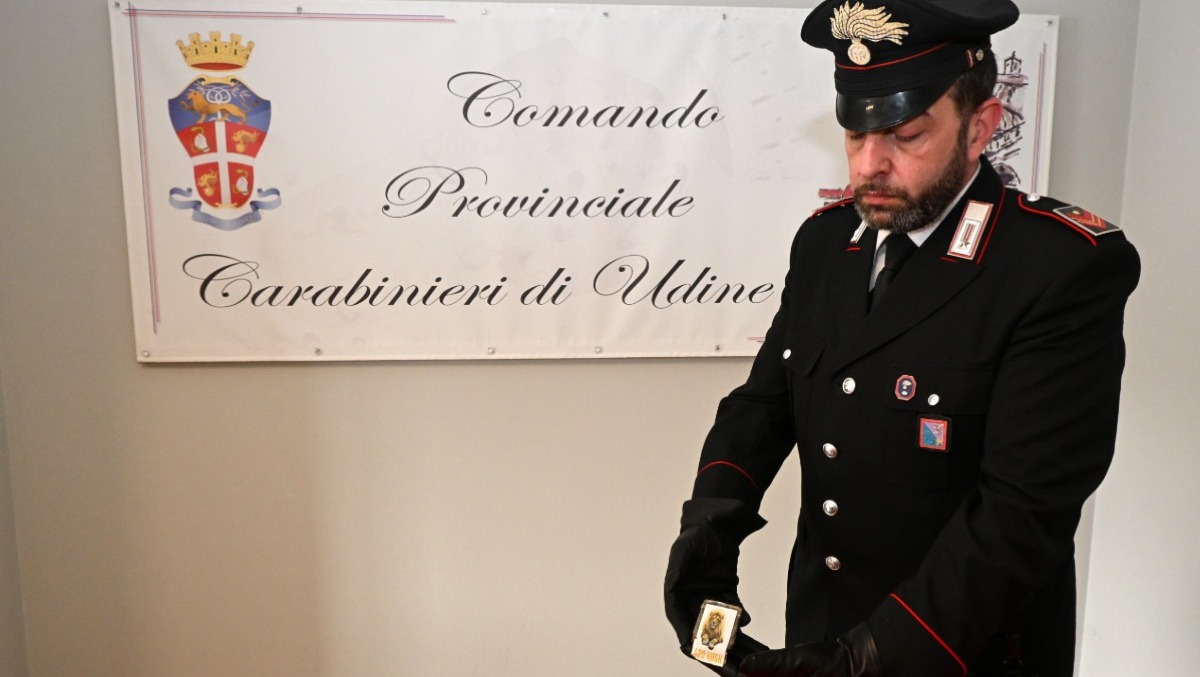 Lancia bottiglie sui Carabinieri dalla finestra: aveva droga in casa, 23enne friulano nei guai - 