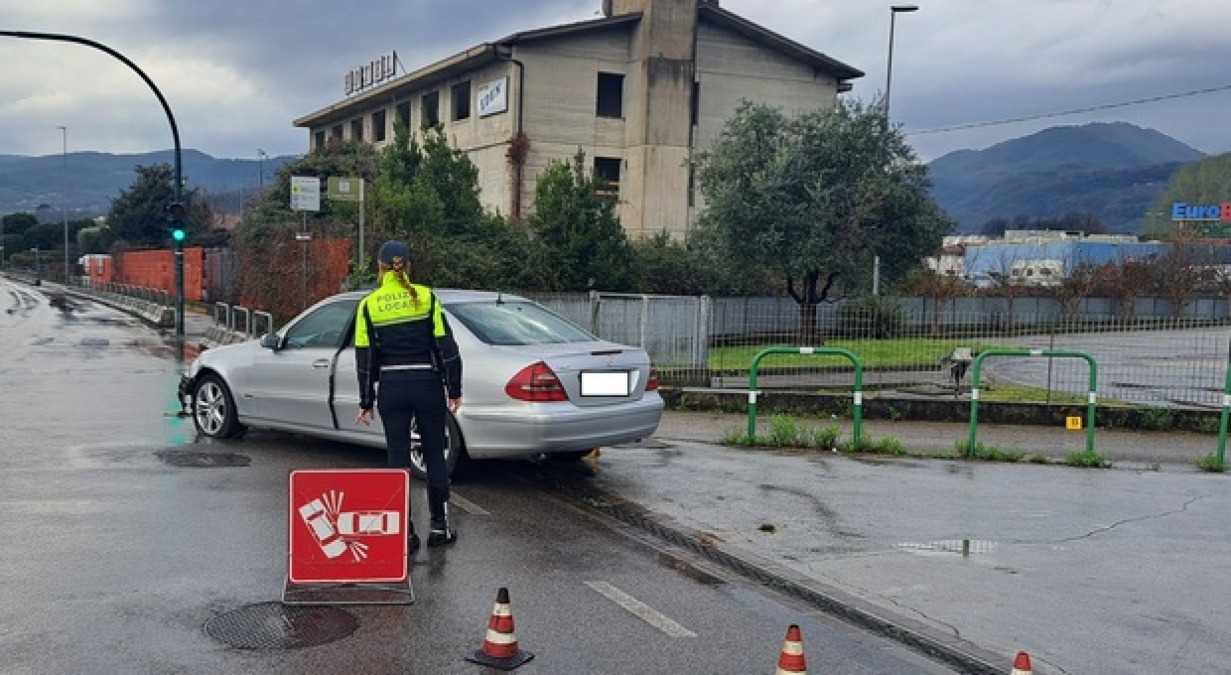 Auto si schianta in rotonda: il conducente aveva un tasso alcolemico da coma - 