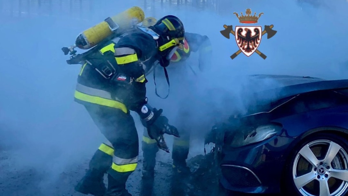 Mercedes avvolta dalle fiamme: vettura distrutta | FOTO - 