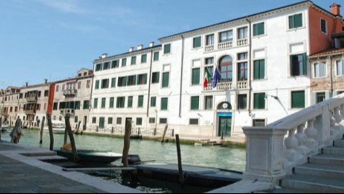 Stalking a una commessa in laguna: straniero arrestato in stazione - 