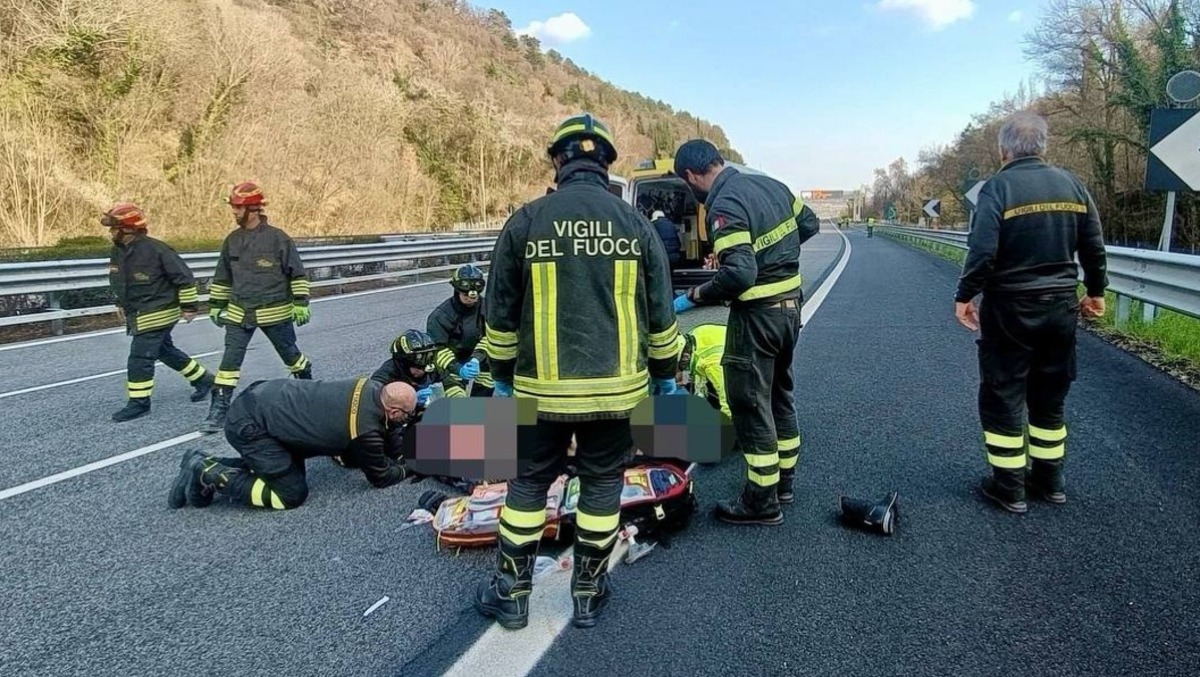 Paura in Autostrada: motociclista sbalzato per 70 metri, i pompieri lo rianimano | VIDEO