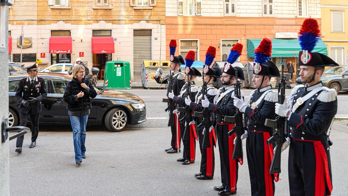 Trieste, il sottosegretario Savino in visita al comando dei Carabinieri - 