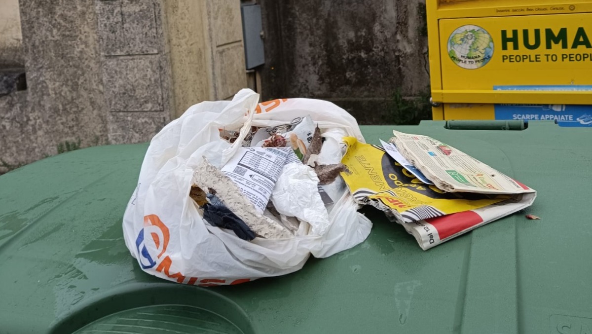 Colle Umberto, Andrea non si ferma: raccoglie rifiuti per strada e dà il buon esempio - 