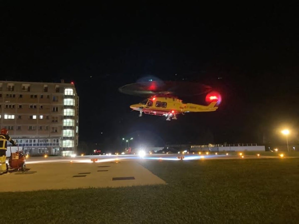 Investita da un'auto mentre passeggia: donna in condizioni critiche - 