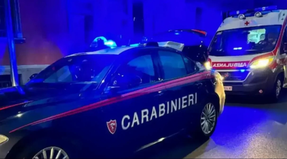 20enne crolla a terra: accoltellato al collo in pieno centro. Cos'è successo - 