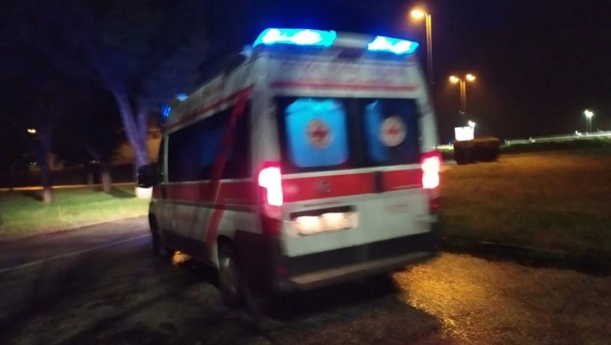 Panico nella serata, accoltellati un 19enne e un passante: cos'è successo - 