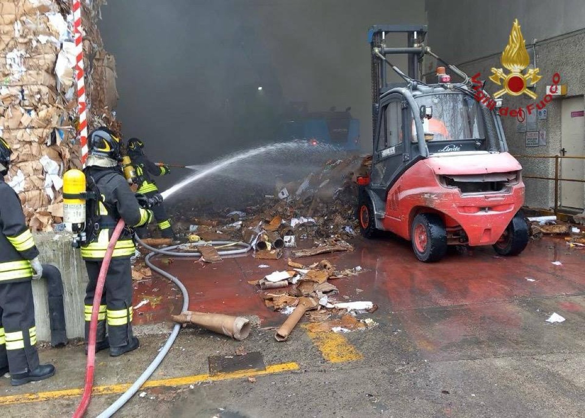 Fiamme in un deposito di carta: densa colonna di fumo visibile a distanza | FOTO - 