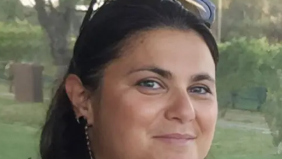 Dal dolore allo stomaco alla diagnosi: Laura muore a 47 anni, lascia due bimbi