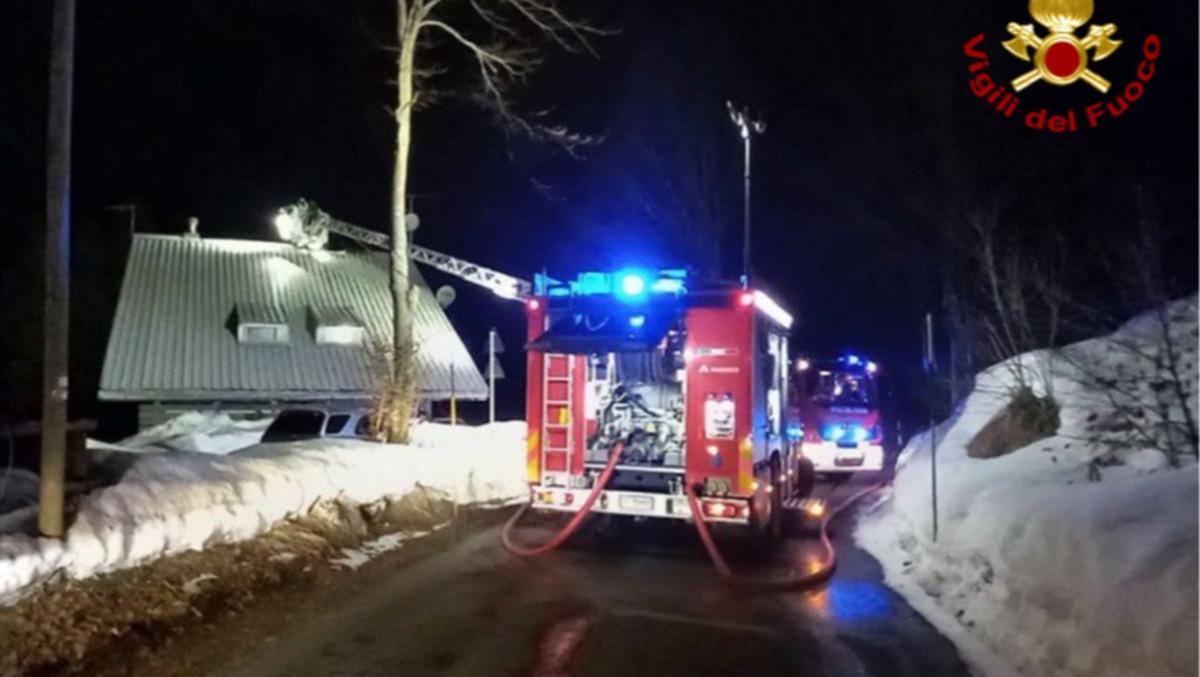 La canna fumaria prende fuoco: fiamme e fumo dal tetto di una casa - 