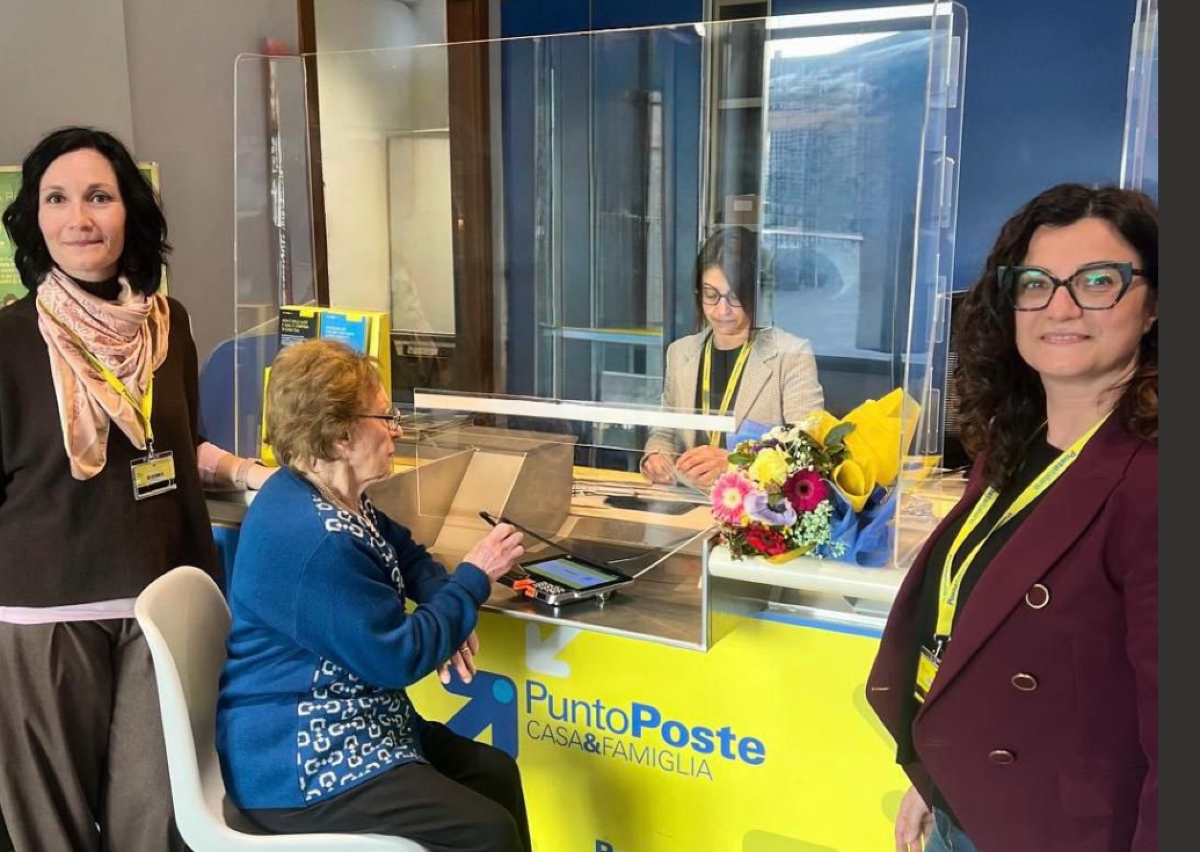 Il risparmio non ha età: a 102 anni sottoscrive un Buono fruttifero postale | FOTO - 