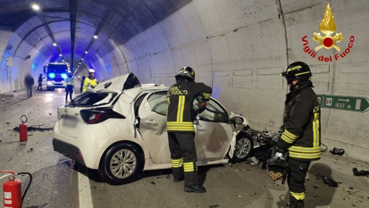 Drammatico frontale tra auto e betoniera in galleria: morto un uomo | FOTO - 