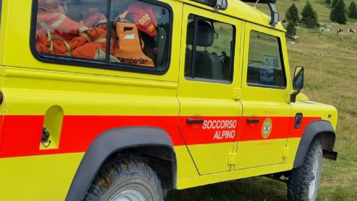 Scivola sul ghiaccio e precipita nel bosco: scialpinista in ospedale - 