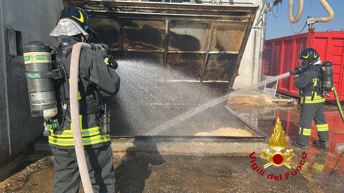 Incendio in azienda: silos avvolti dalle fiamme  - 