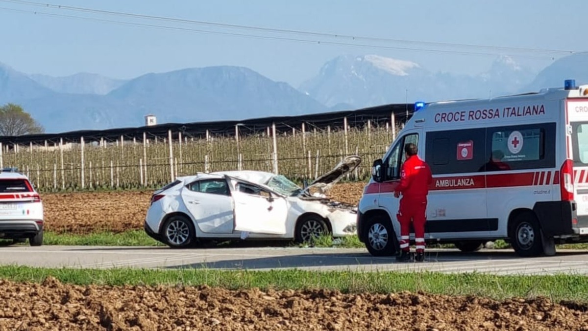 Incidente in Friuli: scontro tra due auto all'incrocio, soccorsi sul posto | FOTO - 