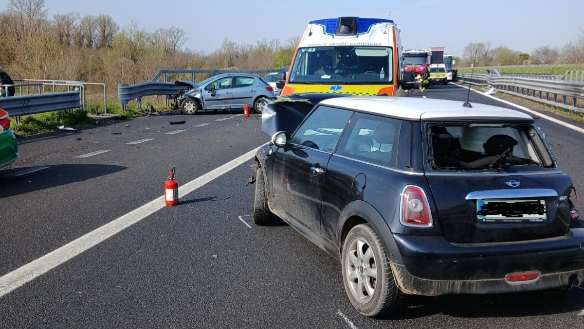 Tremendo schianto tra due auto sull'A34: due feriti, svincolo chiuso - 