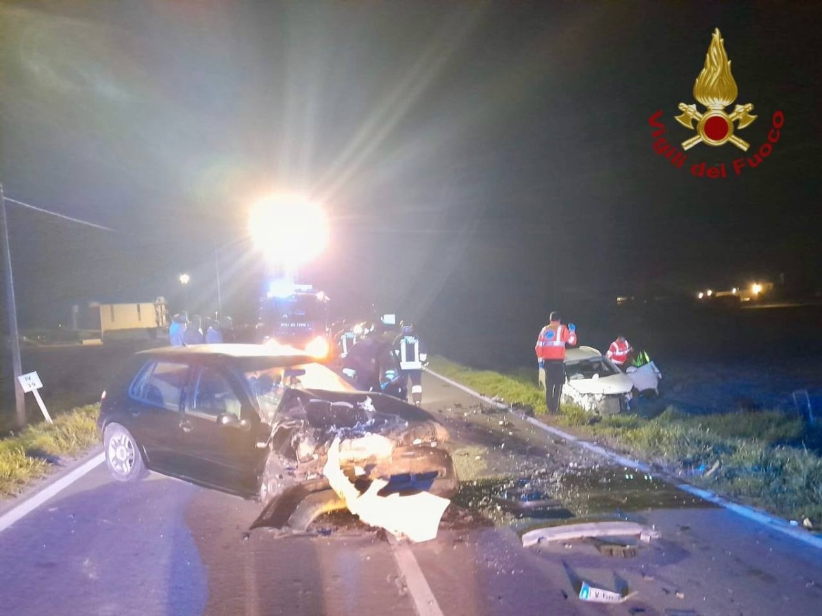 Pauroso frontale nella notte: conducenti in ospedale | FOTO - 