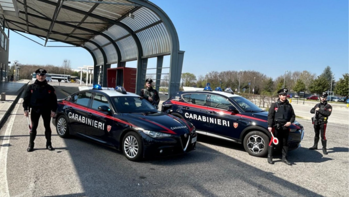 Folle inseguimento in Friuli: sorpassi, oggetti lanciati dall’auto e 58 punti persi dalla patente - 