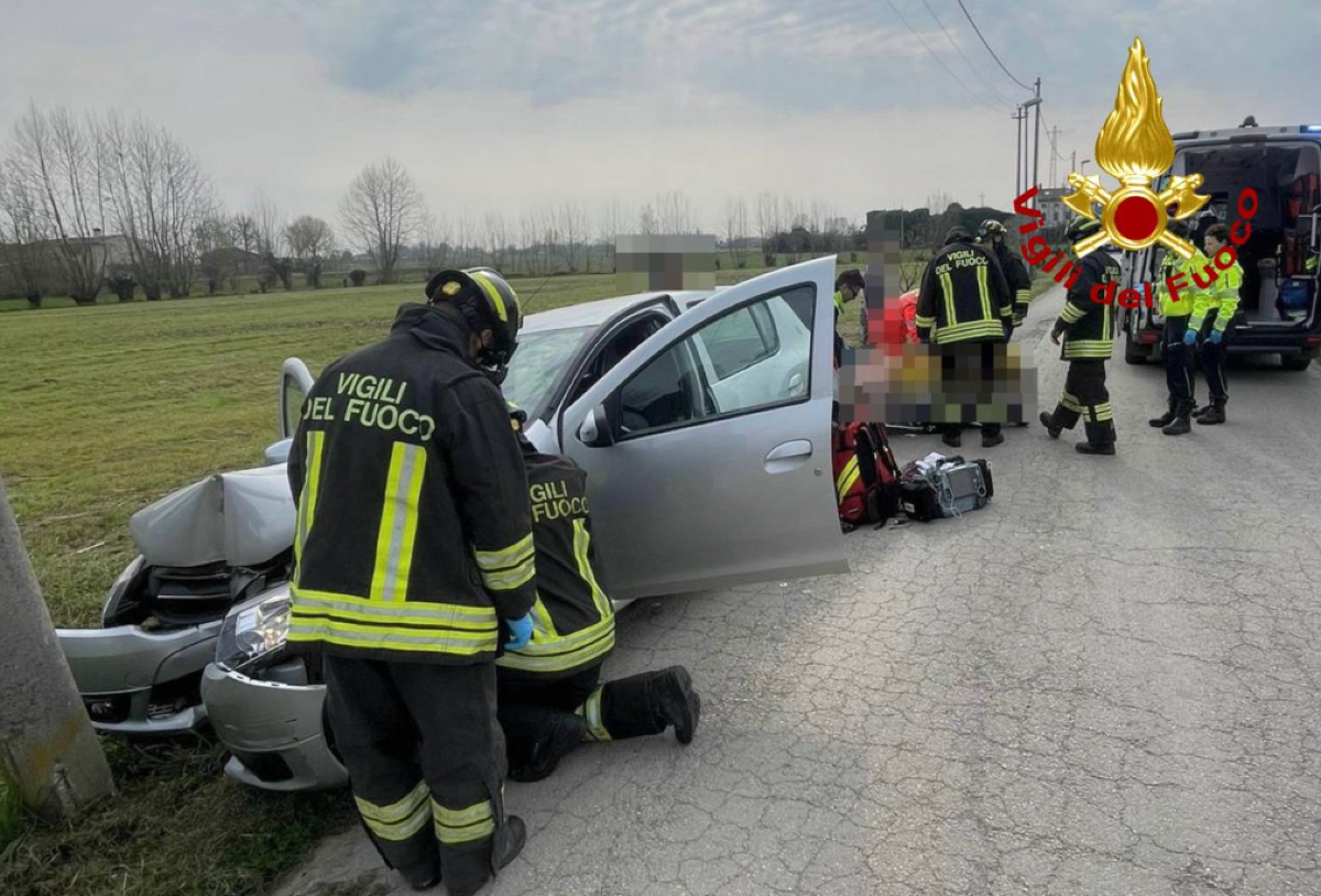 Auto si schianta contro un palo della luce: conducente rimane intrappolato - 