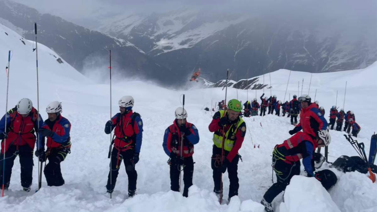 Valanga travolge 25 scialpinisti: sale a tre il numero di morti - 