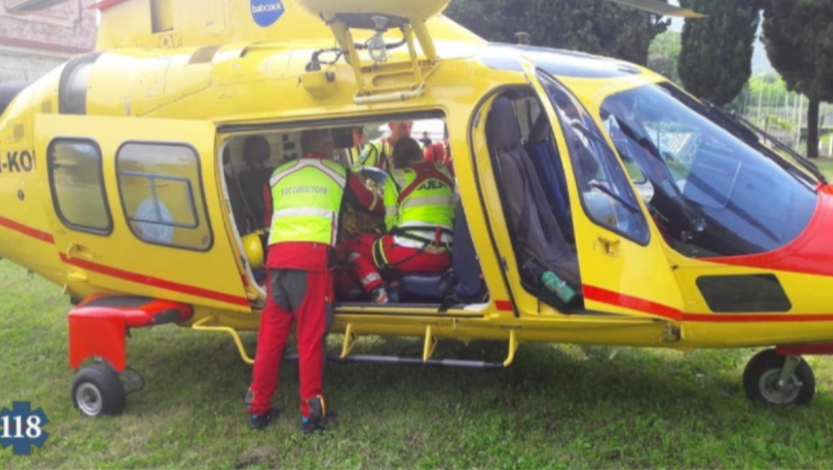 Rimane incastrato nel trattorino: gamba amputata, familiari sentono le grida dell’uomo - 