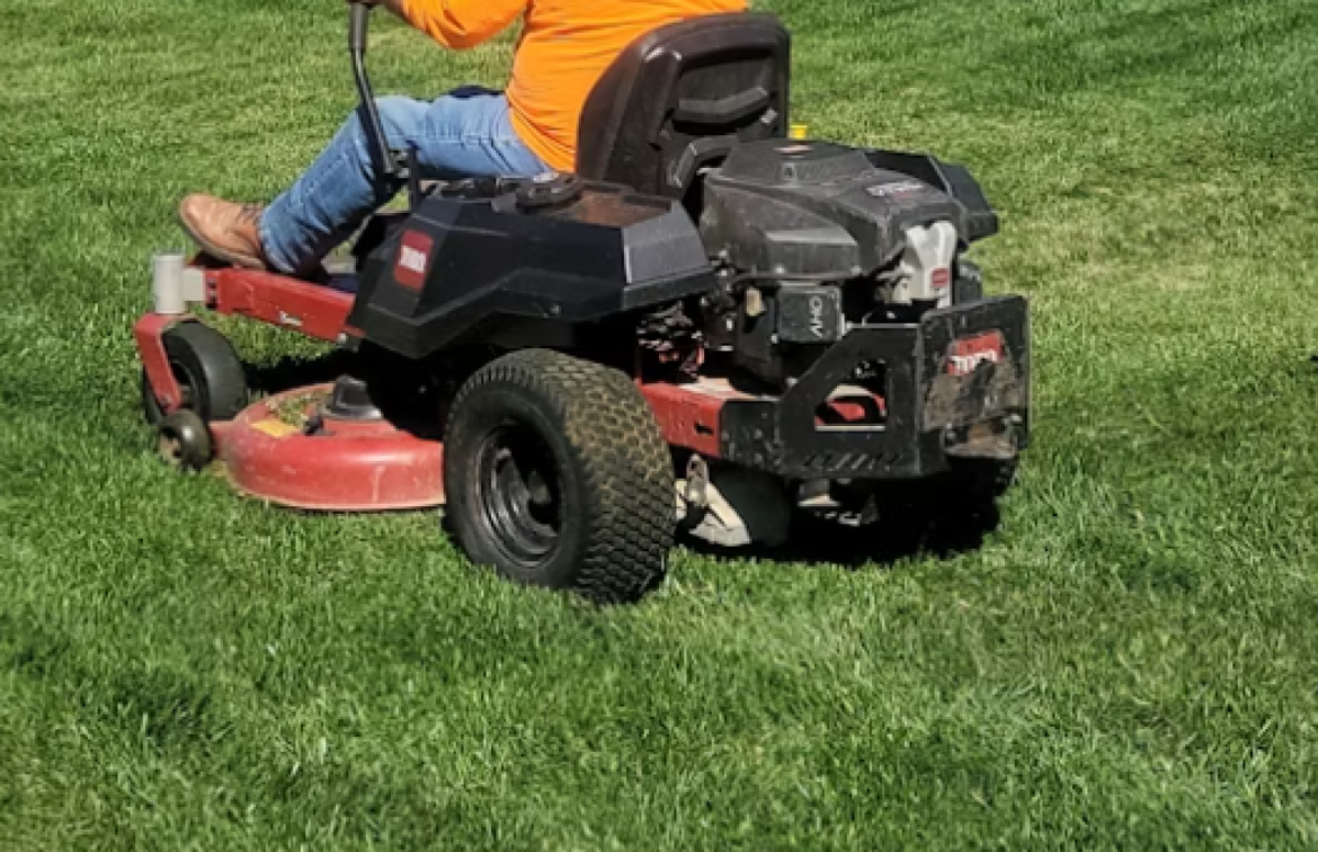 Bambino di 4 anni investito dal trattorino rasaerba nel giardino - 