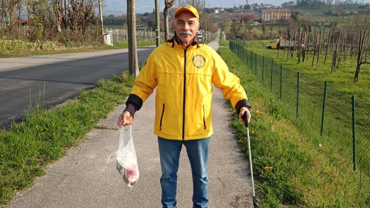 Colle Umberto, Andrea ripulisce le strade: nuovo gesto concreto per il paese - 