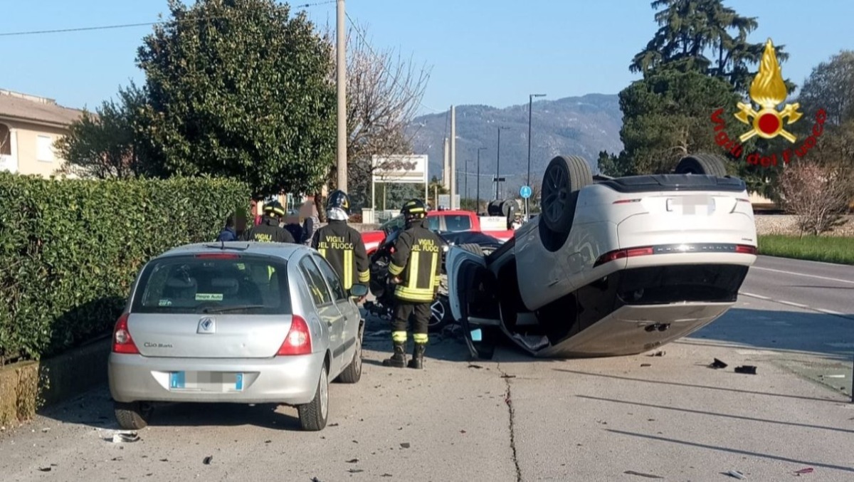 Centra due veicoli parcheggiati: auto ribaltata, conducente ferito | FOTO - 