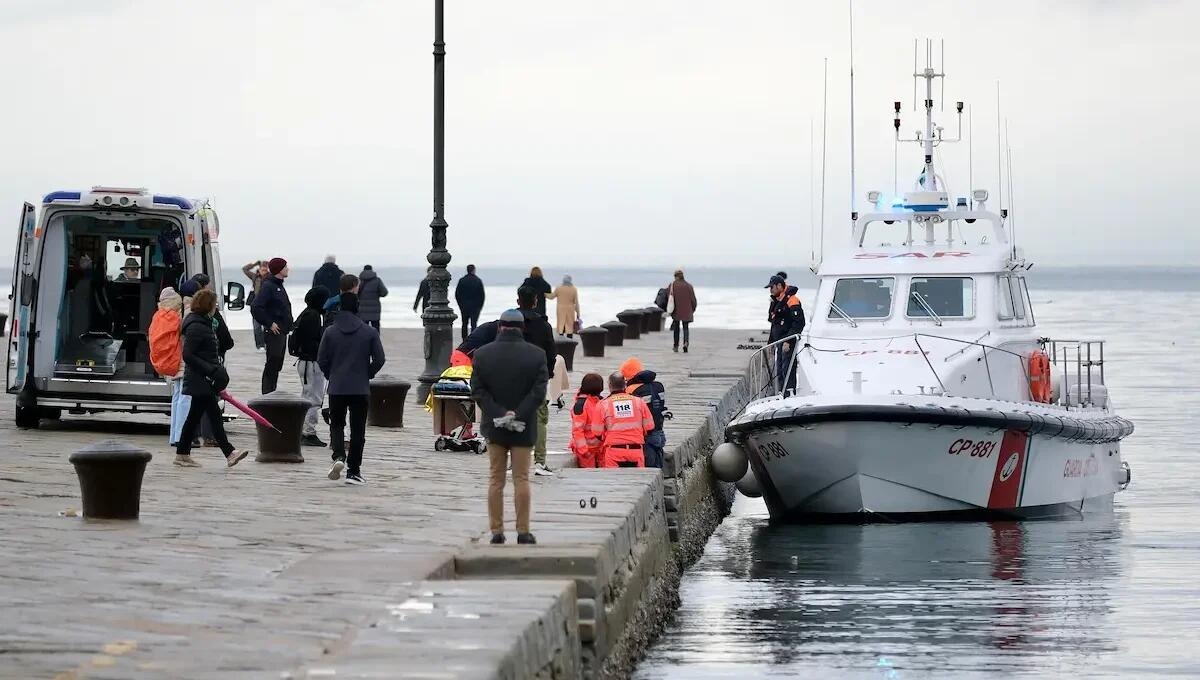 Ragazza si getta dal Molo Audace, un giovane si tuffa e le salva la vita - 