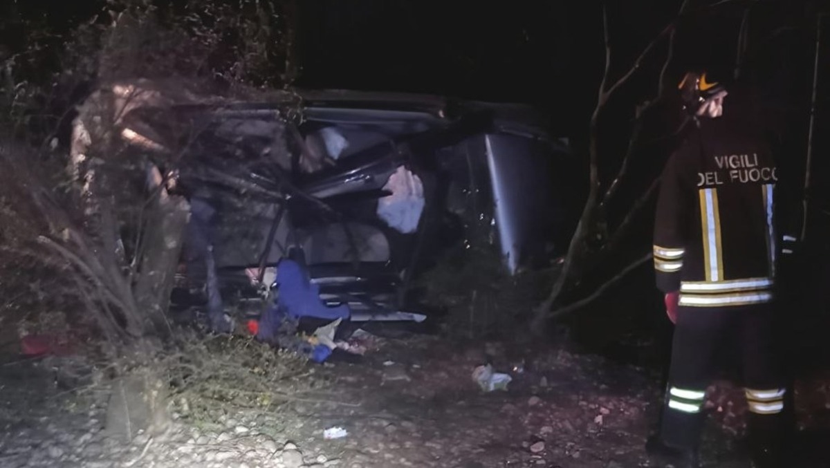 Auto fuori strada, tubo del gas divelto: paura per un giovane - 