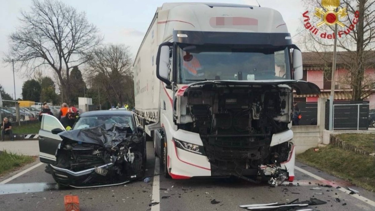 Schianto frontale tra camion e auto: donna ferita, strada chiusa