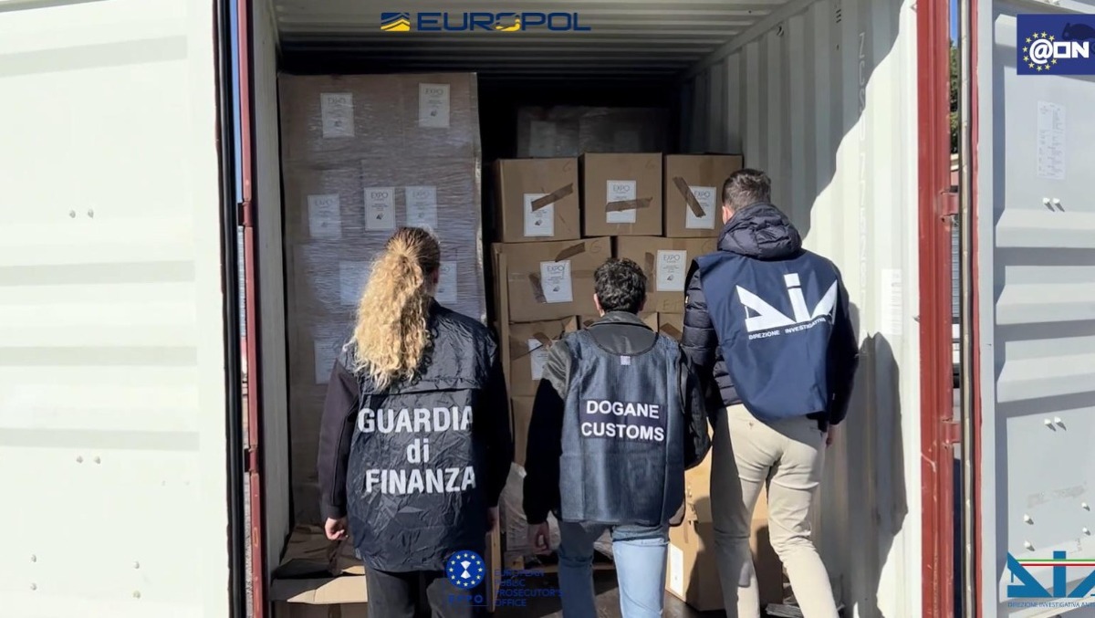 Scacco al tabacco di contrabbando: operazione internazionale, perquisizioni anche in FVG