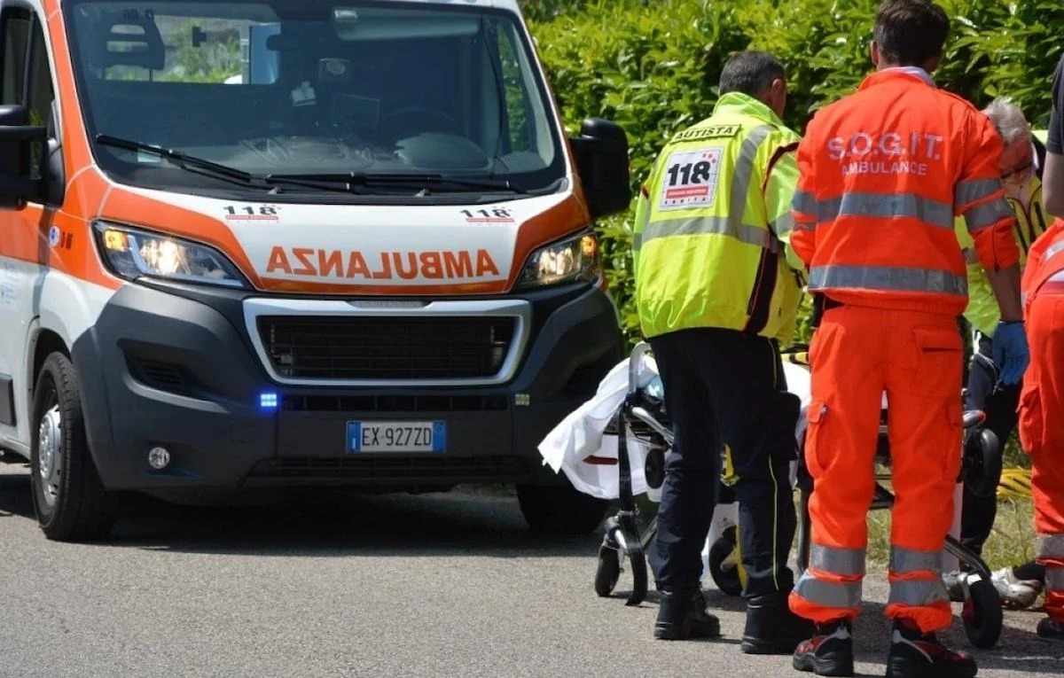 Falciata da un autobus sulle strisce: 22enne in prognosi riservata - 