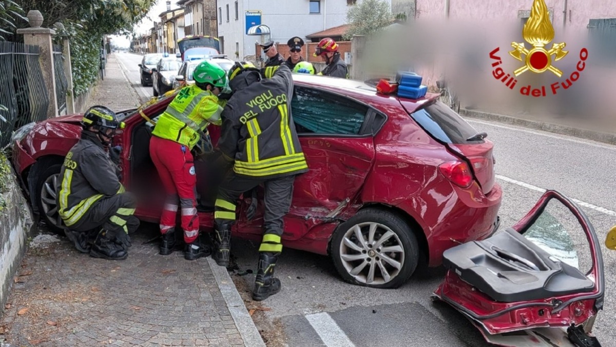 L'incidente e lo schianto contro il muro in FVG: donna e minore incastrati - 