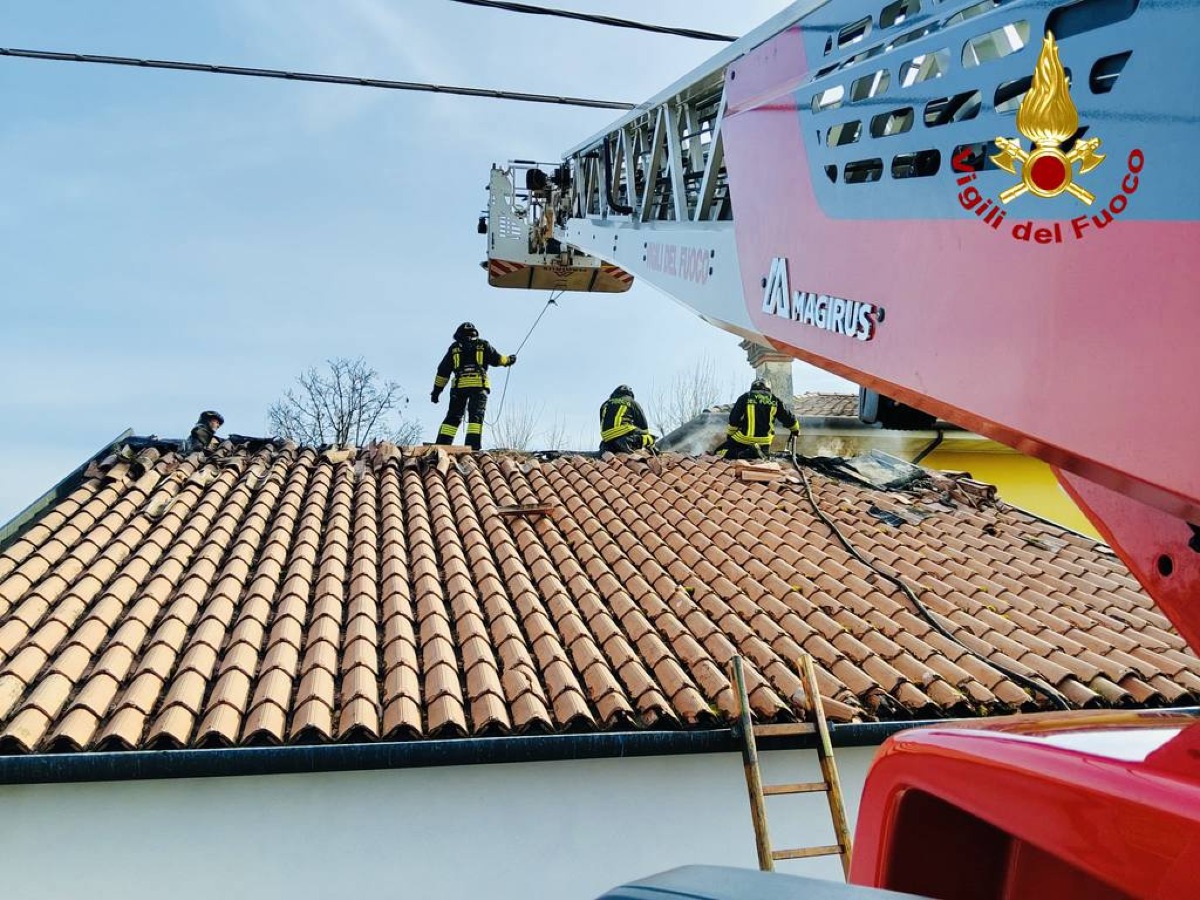 Fiamme in un garage, dentro anche l'auto: 15 pompieri al lavoro per domare il fuoco - 