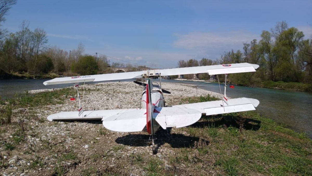 Atterraggio d’emergenza: ultraleggero finisce su un isolotto del fiume | FOTO